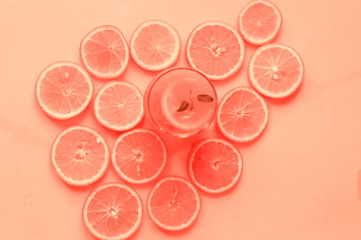 Detox-Orangencocktail im Glasbecher auf Living Coral-Hintergrund. Konzept von gesunden Getränken. Kopieren Sie Platz, Nahaufnahme, flaches Lay.Draufsicht. © Nataliia
