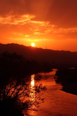 京都　宇治川の日の出