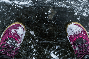 Śniegowce, zimowe buty na lodzie - obrazy, fototapety, plakaty