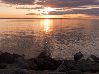 Sonnenuntergang an einem Sommerabend am Vänern See in Hällekis Schweden