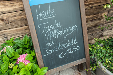 Obraz premium speiseempfehlung auf schiefertafel an einem restaurant 