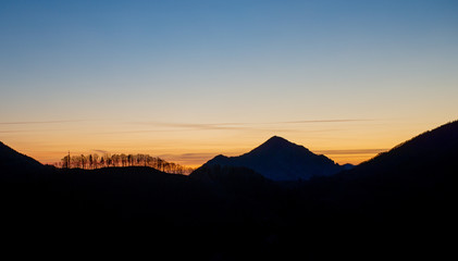 Naklejka premium skyline line at sunset in the mountains