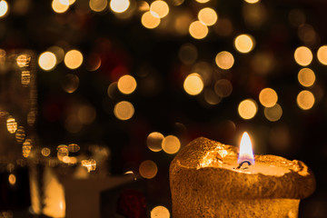 Kerze vor Weihnachtsbaum (Bokeh)
