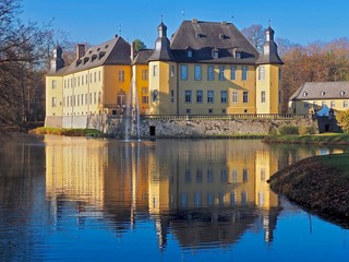 Fototapeta na wymiar Gelbes Wasserschloss Schloss Dyck in Jüchen in Deutschland