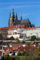 Obraz premium Colorful autumn Prague gothic Castle with the Lesser Town above River Vltava in the sunny Day, Czech Republic