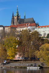 Obraz premium Colorful autumn Prague gothic Castle with the Lesser Town above River Vltava in the sunny Day, Czech Republic