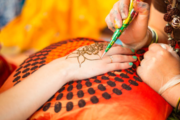 Obraz premium Applying Henna (or Hina) Tattoo