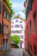 Naklejka premium Piękna przytulna ulica w centrum miasta Zurych, Szwajcaria