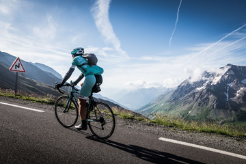 Cycliste dans les Alpes sur route de montagne