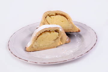 Genovese dough cake with yellow cream
 