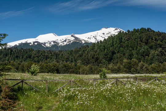 Paisaje campestre volc&aacute;n Mocho - Choshuenco
