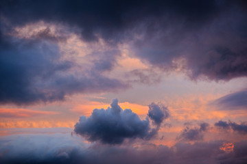 夕日に染まる雲