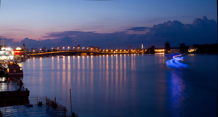 Obraz premium Dnipro quay on sunset background and wark colors