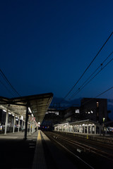 夕暮れの鉄道駅