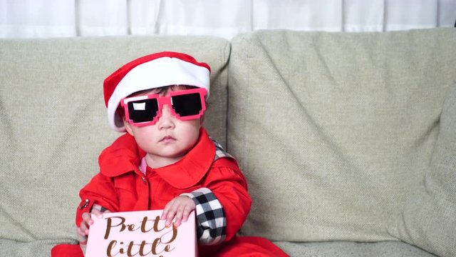 クリスマスプレゼントをもらう子供（赤ちゃん）