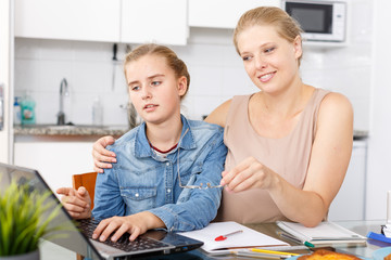 Obraz premium Girl and her mother doing home task