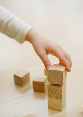ブロックの積み木と子供