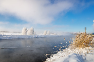зимний пейзаж на Уральской реке с туманом и деревьями в снегу, Россия, январь