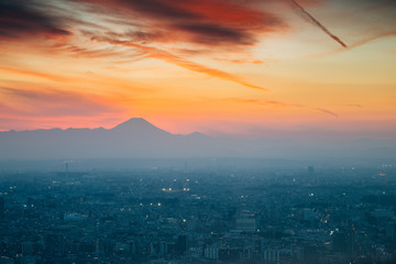 Fototapeta premium Mountain fuji and cityscape at sunset in Tokyo, Japan