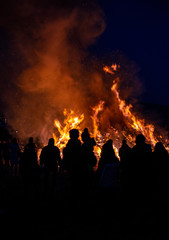 Fototapeta na wymiar silhouettes of people in frontof big fire