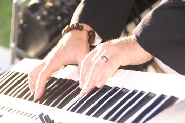 hands playing piano