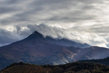 Fototapeta premium Cloudscape na górskim krajobrazie