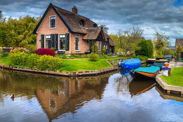 Fototapeta na wymiar Fantastic dutch village with water canal and boats, Giethoorn, Netherlands