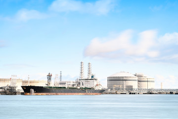 火力発電所とLNG船