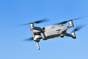 飛行中の小型ドローン