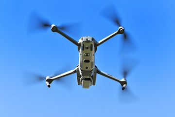 飛行中の小型ドローン