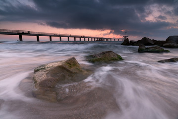 Obraz premium Sea sunrise, near the rocks