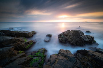 Obraz premium Sea sunrise, near the rocks