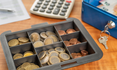 Kasse mit M&uuml;nzen und Scheinen