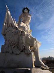 Fototapeta na wymiar statue arc triomphe lisbonne