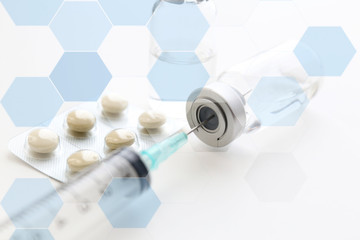 医療イメージ　注射剤と飲み薬