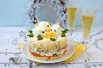 Schichtsalat mir Schweinchen aus Eier