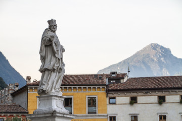 Fototapeta na wymiar Statue des Hl. Johann Nepomuk - Riva del Garda
