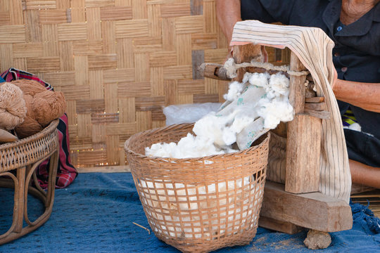 Old style cotton yarn spinning in Thailand - Powered by Adobe
