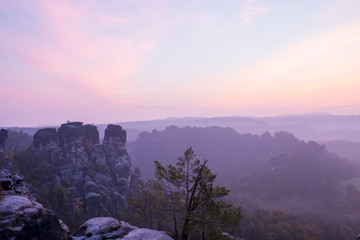 Gebirge sächsische Schweitz bei Sonnenaufgang	