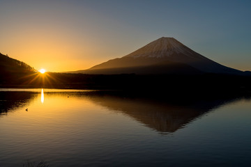 精進湖と日の出の富士山