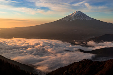 赤く染まる雲海と富士山