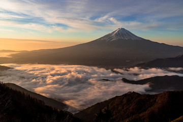 Fototapeta na wymiar 赤く染まる雲海と富士山