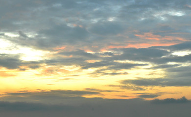 Obraz premium panoramiczny widok zbliżającej się przerażającej ciemnej burzy