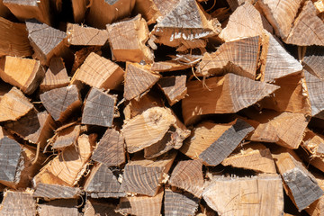 Holzvorrat im Brennholz-Stapel