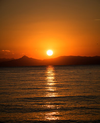 Sonnenuntergang am Mittelmeer mit Sonnenreflektion auf dem Wasser