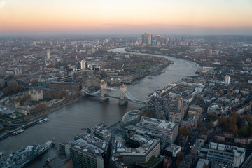 Aussicht auf die Tower Bridge in London in der Abenddämmerung