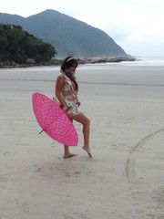 Naklejka na ściany i meble menina na praia modelo bonita na praia com guarda chuva estilosa magra
