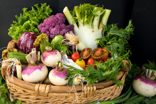 Korb mit Gemüse gefüllt frisch vom Markt