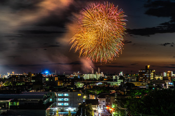 夕暮れの空に上がる花火