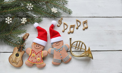 Couple gingerbread with christmas tree and music notes on wooden background 
